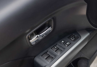 Подержанный автомобиль Mitsubishi Outlander 2008 года (16 фото)