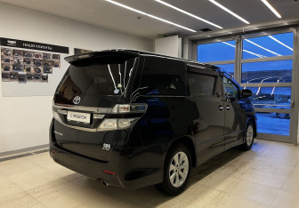 Подержанный автомобиль Toyota Vellfire 2012 года (5 фото)