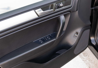 Подержанный автомобиль Volkswagen Touareg 2012 года (19 фото)