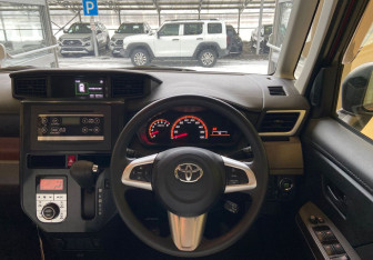 Подержанный автомобиль Toyota Tank 2018 года (15 фото)