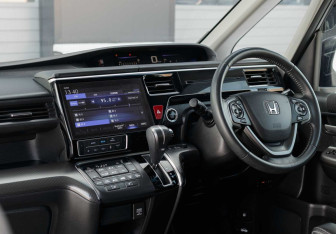 Подержанный автомобиль Honda Stepwgn 2017 года (10 фото)