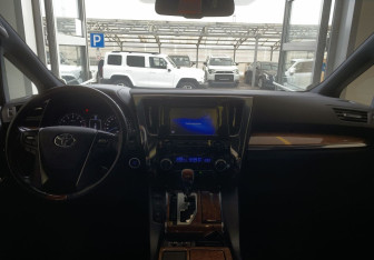 Подержанный автомобиль Toyota Alphard 2017 года (11 фото)