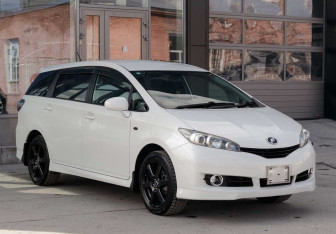 Подержанный автомобиль Toyota Wish Minivan 2012 года (3 фото)
