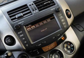 Подержанный автомобиль Toyota RAV4 2012 года (13 фото)