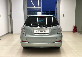 Подержанный автомобиль Honda Fit Shuttle 2012 года (5 фото)