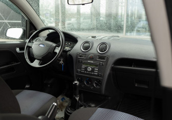 Подержанный автомобиль Ford Fusion 2007 года (10 фото)