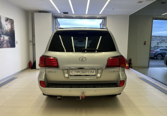 Подержанный автомобиль Lexus LX 2010 года (5 фото)