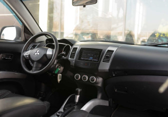 Подержанный автомобиль Mitsubishi Outlander 2006 года (10 фото)