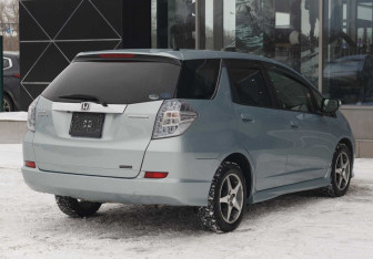 Подержанный автомобиль Honda Fit Shuttle 2012 года (5 фото)