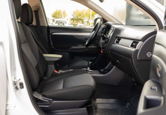 Подержанный автомобиль Mitsubishi Outlander 2014 года (18 фото)