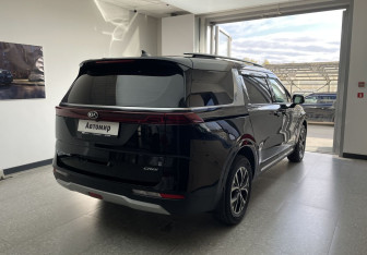 Подержанный автомобиль Kia Carnival 2021 года (4 фото)