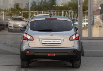 Подержанный автомобиль Nissan Qashqai 2011 года (6 фото)