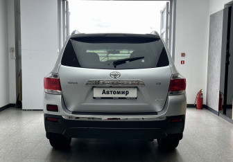 Подержанный автомобиль Toyota Highlander 2012 года (5 фото)