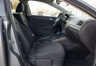 Подержанный автомобиль Volkswagen Jetta Sedan 2013 года (19 фото)