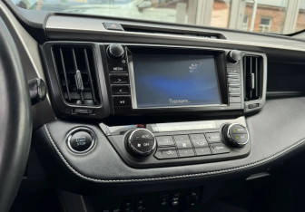 Подержанный автомобиль Toyota RAV4 2018 года (14 фото)
