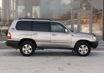 Подержанный автомобиль Toyota Land Cruiser Suv 2002 года (4 фото)