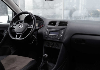 Подержанный автомобиль Volkswagen Polo Sedan 2015 года (10 фото)
