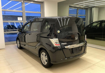 Подержанный автомобиль Honda Freed 2012 года (6 фото)