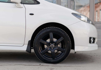 Подержанный автомобиль Toyota Wish Minivan 2012 года (9 фото)
