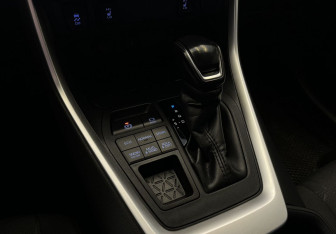 Подержанный автомобиль Toyota RAV4 2020 года (14 фото)