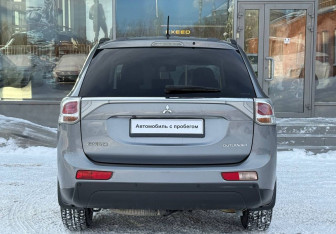 Подержанный автомобиль Mitsubishi Outlander 2012 года (6 фото)