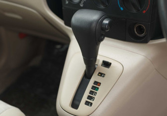 Подержанный автомобиль Toyota Corolla Spacio 2002 года (14 фото)