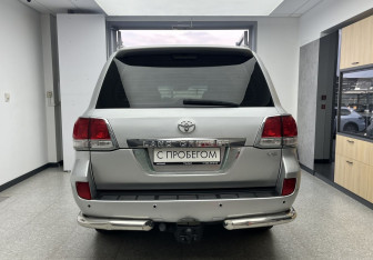 Подержанный автомобиль Toyota Land Cruiser Suv 2008 года (5 фото)