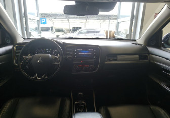 Подержанный автомобиль Mitsubishi Outlander 2019 года (8 фото)