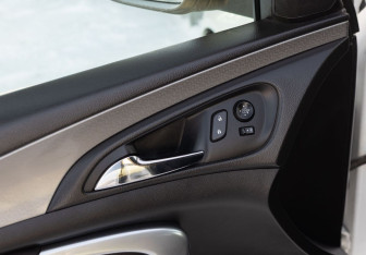 Подержанный автомобиль Opel Insignia Liftback 2014 года (15 фото)