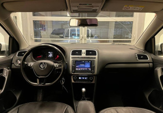Подержанный автомобиль Volkswagen Polo Sedan 2017 года (11 фото)