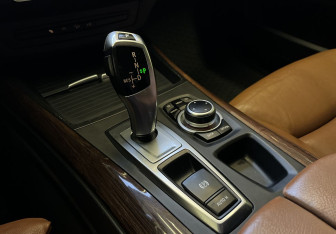 Подержанный автомобиль BMW X5 2009 года (12 фото)