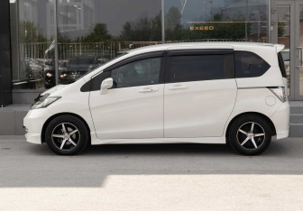 Подержанный автомобиль Honda Freed 2011 года (8 фото)