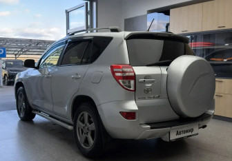 Подержанный автомобиль Toyota RAV4 2012 года (6 фото)