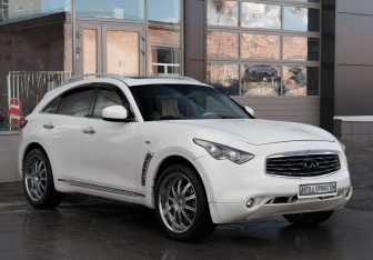 Подержанный автомобиль Infiniti FX 2008 года (3 фото)