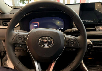 Новый Toyota RAV4 2025 (12 фото)