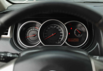 Подержанный автомобиль Nissan Tiida Hatchback 2013 года (13 фото)