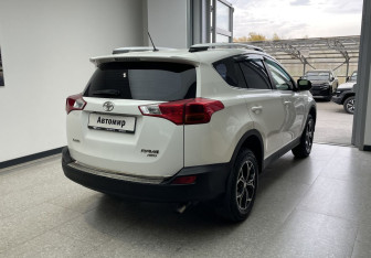 Подержанный автомобиль Toyota RAV4 2013 года (4 фото)