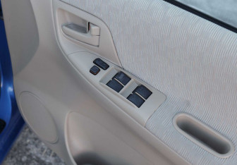 Подержанный автомобиль Toyota Corolla Spacio 2002 года (15 фото)