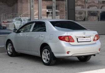Подержанный автомобиль Toyota Corolla Sedan 2007 года (7 фото)
