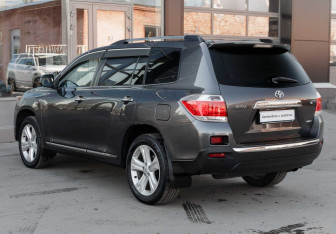 Подержанный автомобиль Toyota Highlander 2011 года (7 фото)