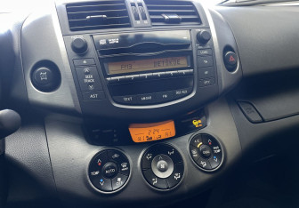 Подержанный автомобиль Toyota RAV4 2010 года (14 фото)