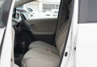 Подержанный автомобиль Toyota Vitz 2009 года (18 фото)