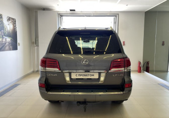 Подержанный автомобиль Lexus LX 2015 года (5 фото)