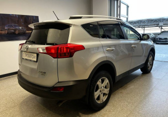 Подержанный автомобиль Toyota RAV4 2013 года (4 фото)