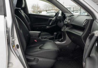 Подержанный автомобиль Toyota RAV4 2008 года (21 фото)