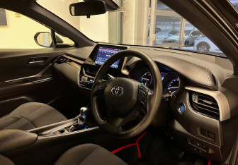 Подержанный автомобиль Toyota C-HR 2019 года (12 фото)