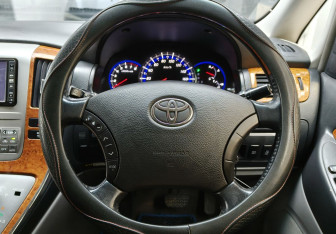 Подержанный автомобиль Toyota Alphard 2008 года (10 фото)