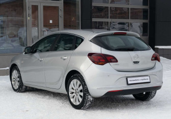 Подержанный автомобиль Opel Astra Hatchback 2014 года (7 фото)