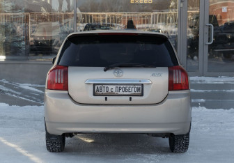 Подержанный автомобиль Toyota Allex 2003 года (6 фото)