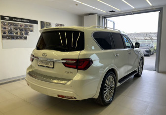 Подержанный автомобиль Infiniti QX80 2019 года (4 фото)